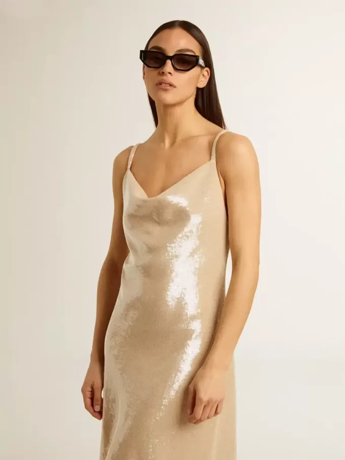 Schlafkleid aus pergamentfarbenen Pailletten Schlafkleid aus pergamentfarbenen Pailletten