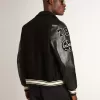 Schwarze Bomberjacke aus Wolle mit Aufnäher