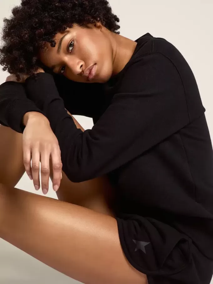 Schwarze Damenshorts mit Ton-in-Ton-Stern
