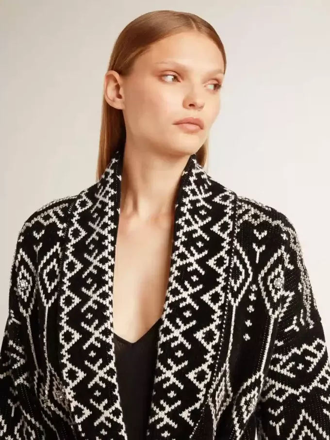 Schwarze Damenstrickjacke mit Gürtel und Kristallen Schwarze Damenstrickjacke mit Gürtel und Kristallen