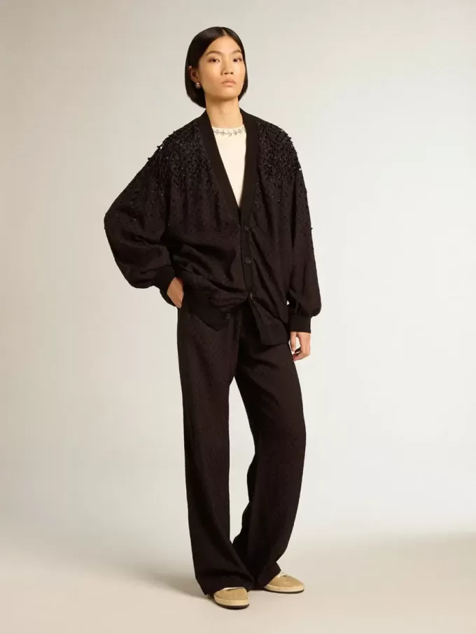 Schwarze Damenstrickjacke mit schattierter Stickerei