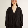 Schwarze Damenstrickjacke mit Ton-in-Ton-Perlenstickerei im Toile-de-Jouy-Muster
