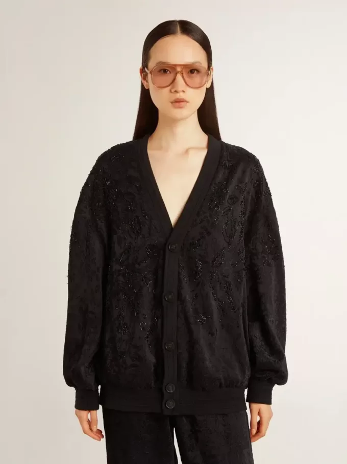 Schwarze Damenstrickjacke mit Ton-in-Ton-Perlenstickerei im Toile-de-Jouy-Muster