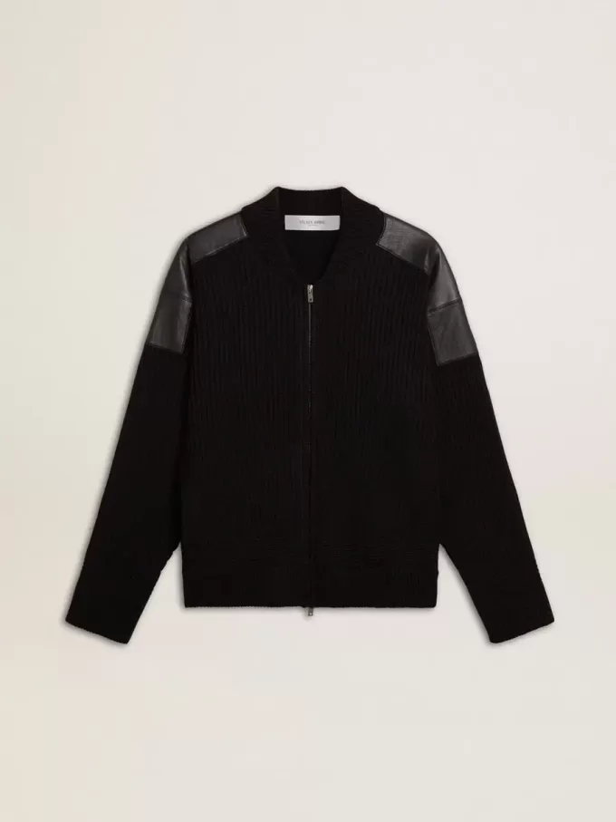 Schwarze Herrenjacke aus Merinowolle mit Lederaufnähern Schwarze Herrenjacke aus Merinowolle mit Lederaufnähern