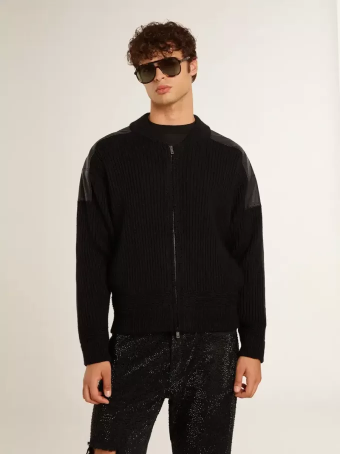 Schwarze Herrenjacke aus Merinowolle mit Lederaufnähern Schwarze Herrenjacke aus Merinowolle mit Lederaufnähern