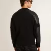 Schwarze Herrenjacke aus Merinowolle mit Lederaufnähern Schwarze Herrenjacke aus Merinowolle mit Lederaufnähern