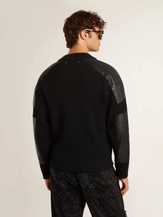 Schwarze Herrenjacke aus Merinowolle mit Lederaufnähern Schwarze Herrenjacke aus Merinowolle mit Lederaufnähern