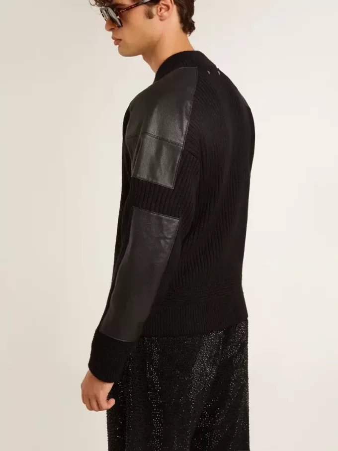 Schwarze Herrenjacke aus Merinowolle mit Lederaufnähern Schwarze Herrenjacke aus Merinowolle mit Lederaufnähern