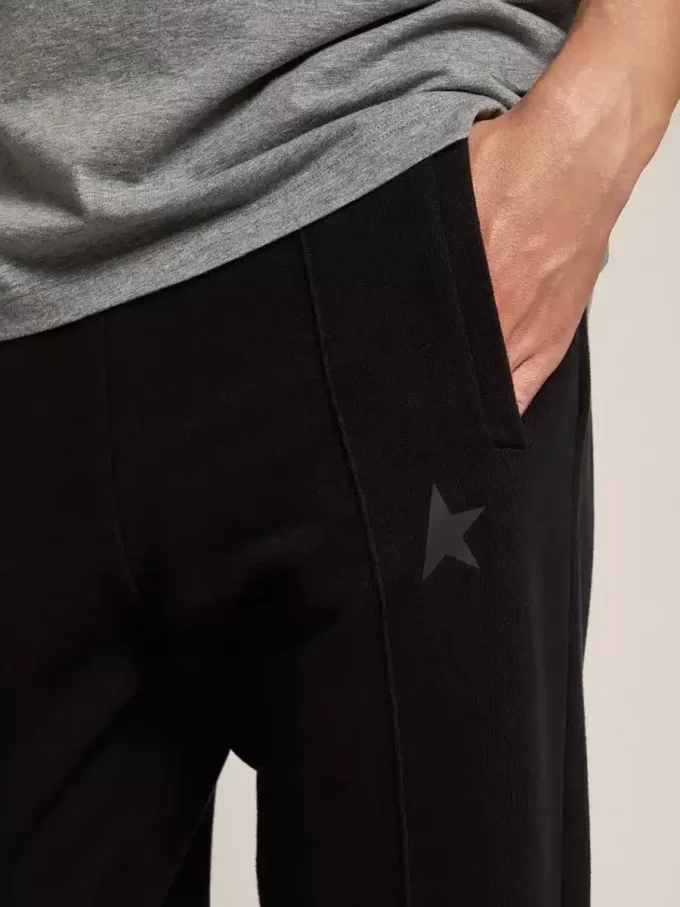 Schwarze Jogginghose für Herren mit Stern auf der Vorderseite Schwarze Jogginghose für Herren mit Stern auf der Vorderseite