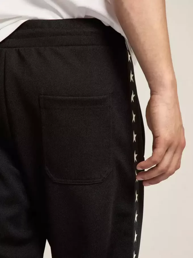 Schwarze Jogginghose für Herren mit weißen Sternen an den Seiten Schwarze Jogginghose für Herren mit weißen Sternen an den Seiten
