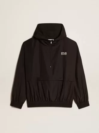 Schwarze Windjacke mit Kapuze