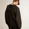 Schwarze Windjacke mit Kapuze