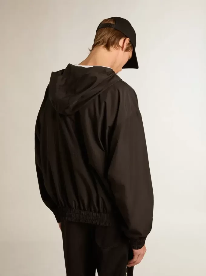 Schwarze Windjacke mit Kapuze