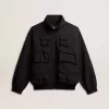 Schwarze Windjacke mit mehreren Taschen