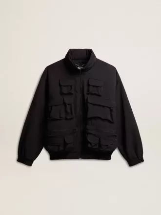 Schwarze Windjacke mit mehreren Taschen