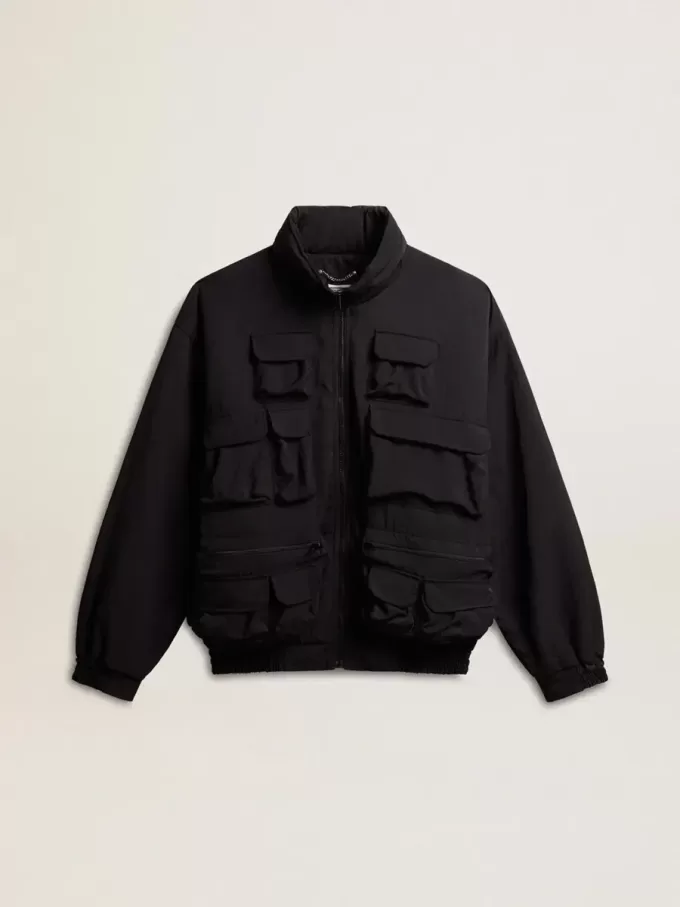 Schwarze Windjacke mit mehreren Taschen