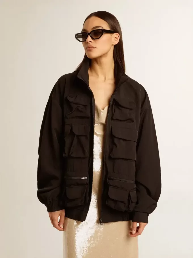 Schwarze Windjacke mit mehreren Taschen