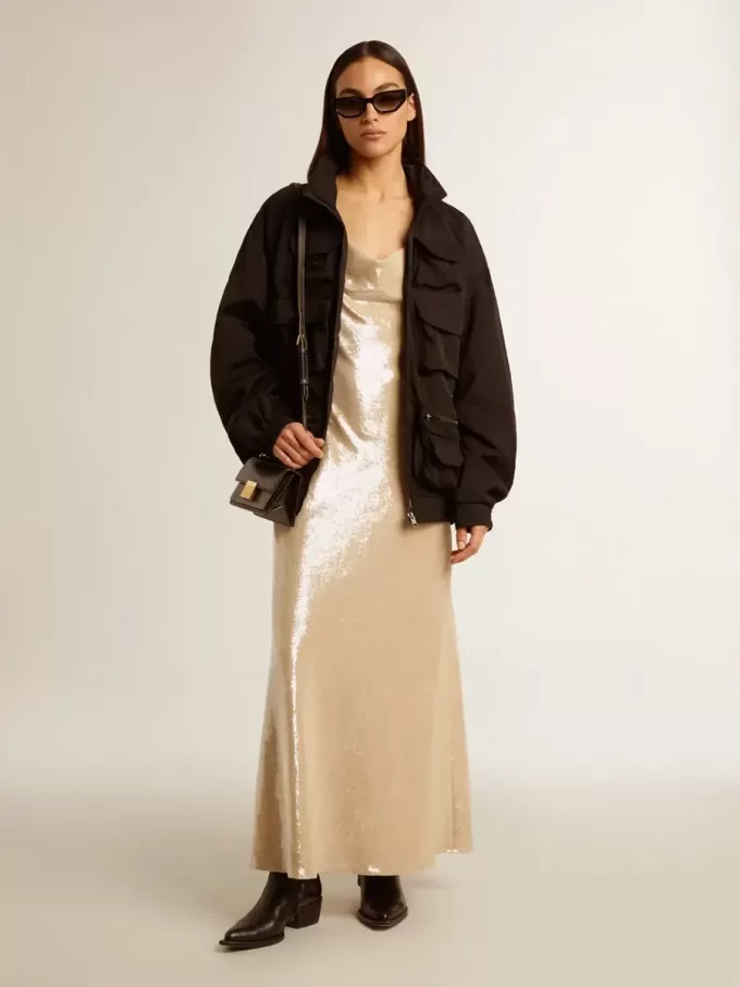 Schwarze Windjacke mit mehreren Taschen