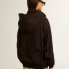 Schwarze Windjacke mit mehreren Taschen