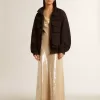 Schwarze Windjacke mit mehreren Taschen