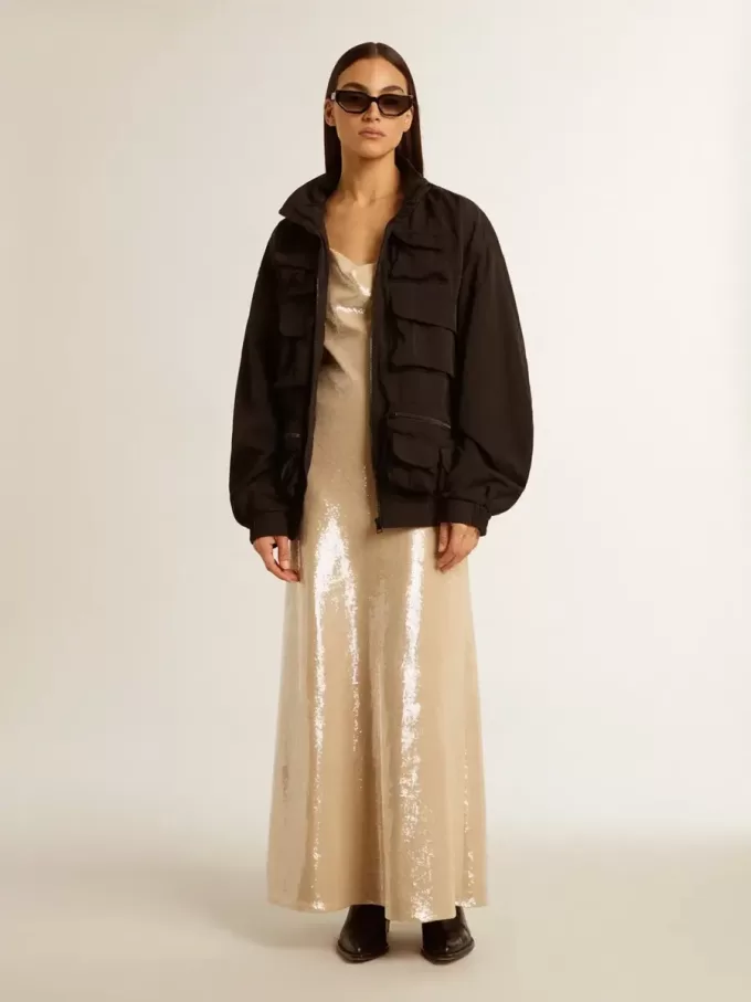 Schwarze Windjacke mit mehreren Taschen