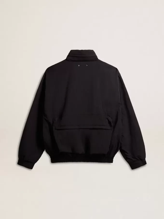 Schwarze Windjacke mit mehreren Taschen