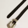 Schwarzer Gürtel aus gewaschenem Leder mit silberfarbener Schnalle Schwarzer Gürtel aus gewaschenem Leder mit silberfarbener Schnalle