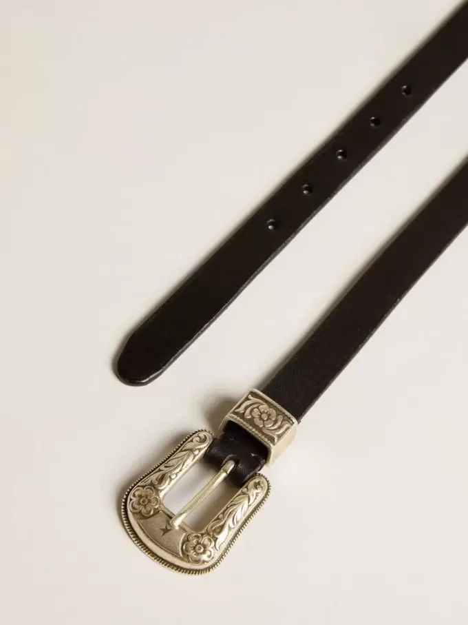 Schwarzer Gürtel aus gewaschenem Leder mit silberfarbener Schnalle Schwarzer Gürtel aus gewaschenem Leder mit silberfarbener Schnalle