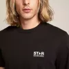 Schwarzes Herren-T-Shirt mit kontrastierendem weißem Logo und Stern Schwarzes Herren-T-Shirt mit kontrastierendem weißem Logo und Stern