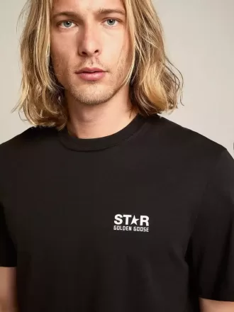 Schwarzes Herren-T-Shirt mit kontrastierendem weißem Logo und Stern Schwarzes Herren-T-Shirt mit kontrastierendem weißem Logo und Stern
