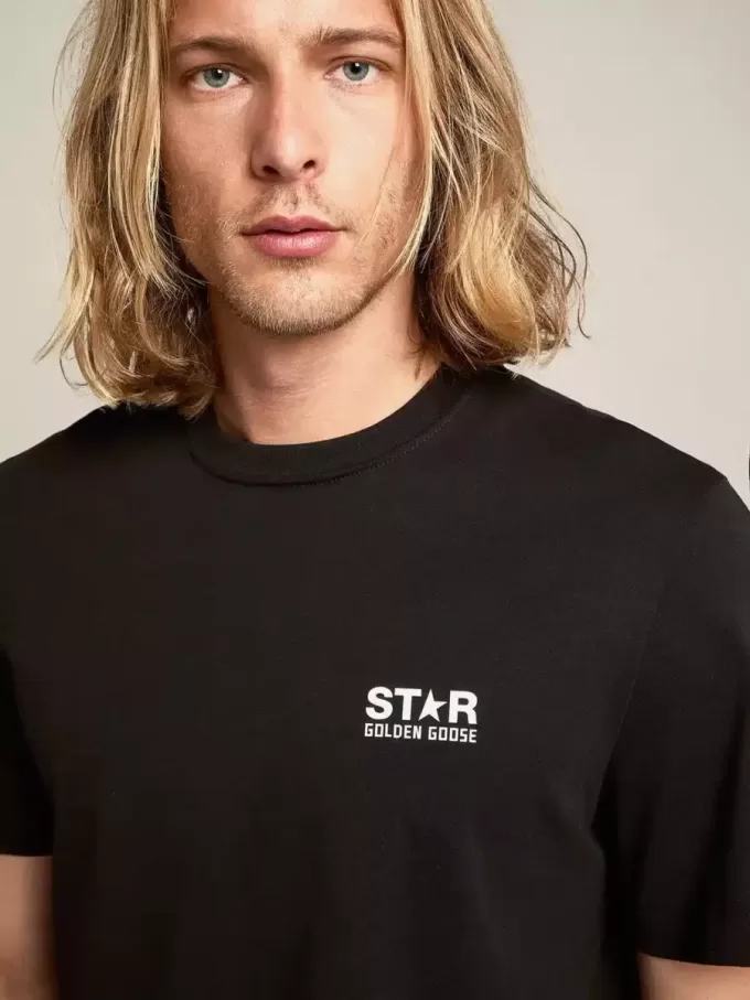 Schwarzes Herren-T-Shirt mit kontrastierendem weißem Logo und Stern Schwarzes Herren-T-Shirt mit kontrastierendem weißem Logo und Stern