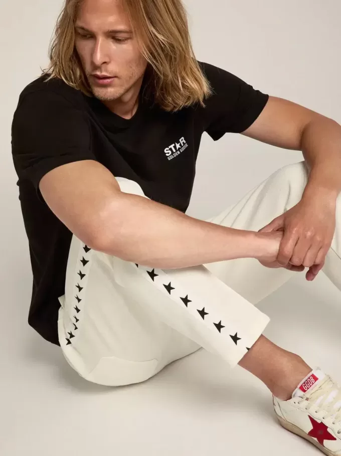 Schwarzes Herren-T-Shirt mit kontrastierendem weißem Logo und Stern Schwarzes Herren-T-Shirt mit kontrastierendem weißem Logo und Stern