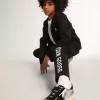 Schwarzes Kapuzensweatshirt mit kontrastierendem weißen Stern und Logo