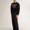 Schwarzes Sweatshirt mit Rundhalsausschnitt und gesticktem Schriftzug Schwarzes Sweatshirt mit Rundhalsausschnitt und gesticktem Schriftzug