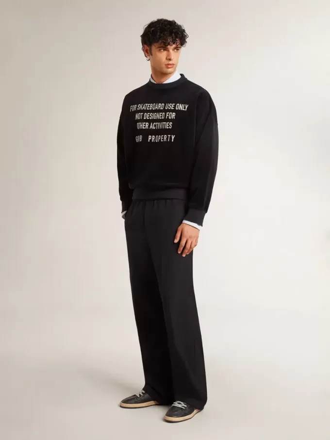Schwarzes Sweatshirt mit Rundhalsausschnitt und gesticktem Schriftzug Schwarzes Sweatshirt mit Rundhalsausschnitt und gesticktem Schriftzug