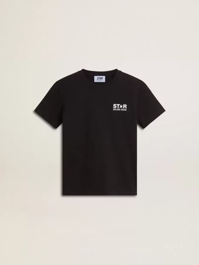 Schwarzes T-Shirt mit kontrastierendem weißem Logo auf der Vorderseite und großem Stern auf der Rückseite