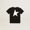 Schwarzes T-Shirt mit kontrastierendem weißem Logo auf der Vorderseite und großem Stern auf der Rückseite