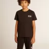 Schwarzes T-Shirt mit kontrastierendem weißem Logo auf der Vorderseite und großem Stern auf der Rückseite