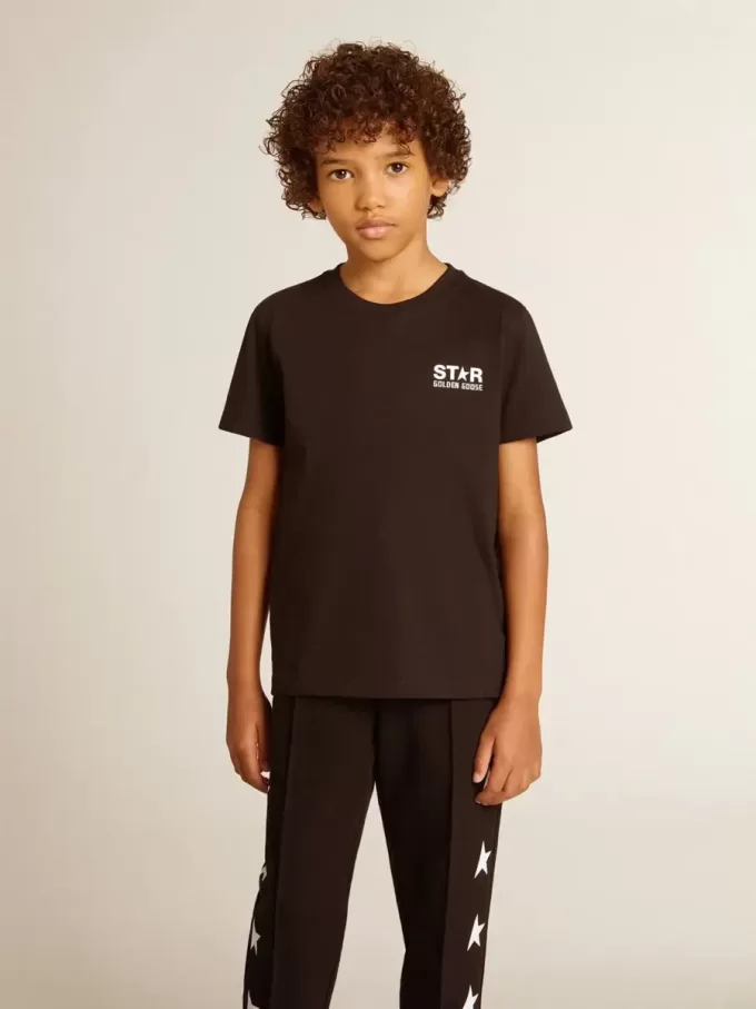 Schwarzes T-Shirt mit kontrastierendem weißem Logo auf der Vorderseite und großem Stern auf der Rückseite