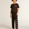 Schwarzes T-Shirt mit kontrastierendem weißem Logo auf der Vorderseite und großem Stern auf der Rückseite