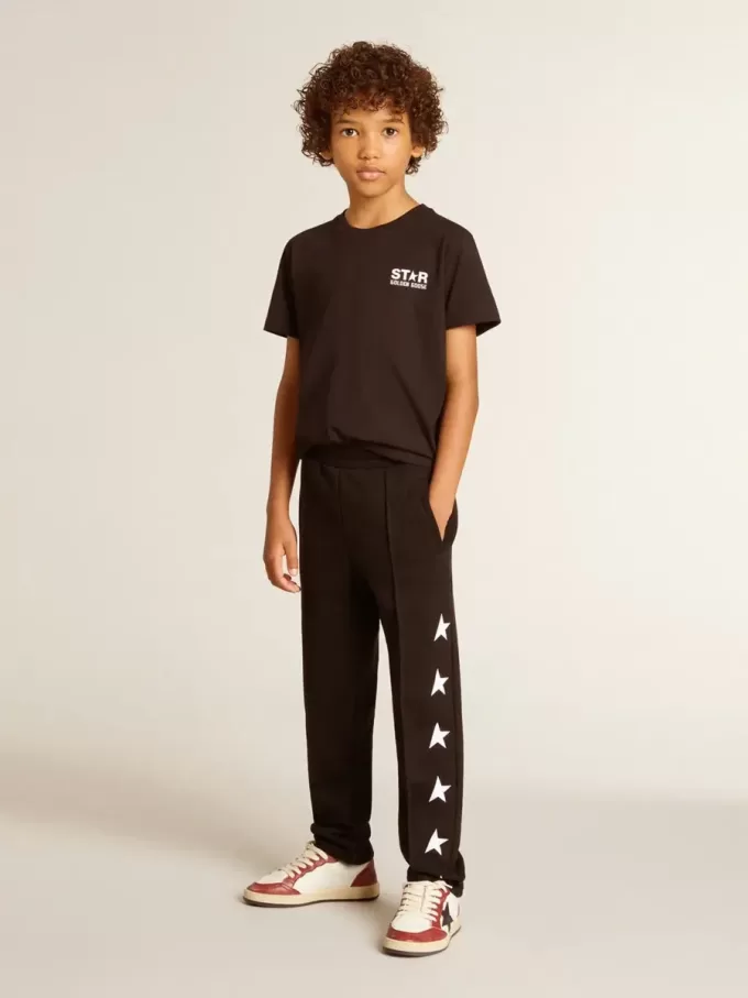 Schwarzes T-Shirt mit kontrastierendem weißem Logo auf der Vorderseite und großem Stern auf der Rückseite