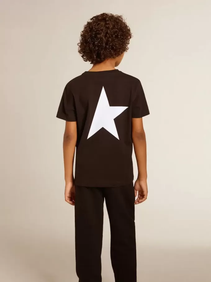 Schwarzes T-Shirt mit kontrastierendem weißem Logo auf der Vorderseite und großem Stern auf der Rückseite