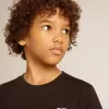 Schwarzes T-Shirt mit kontrastierendem weißem Logo auf der Vorderseite und großem Stern auf der Rückseite