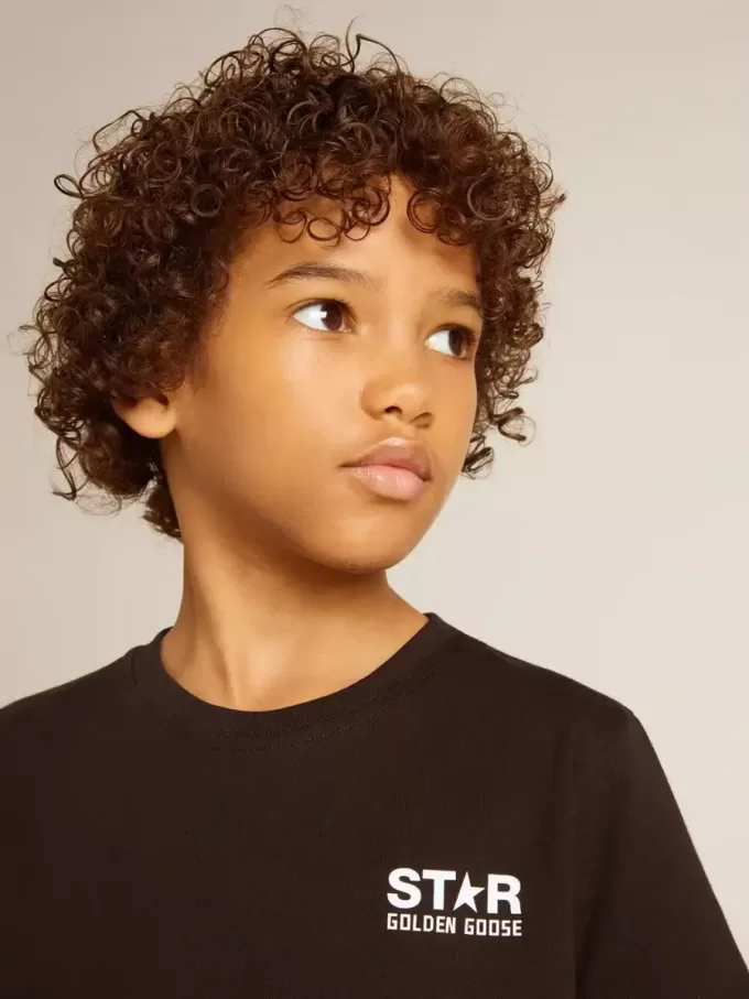 Schwarzes T-Shirt mit kontrastierendem weißem Logo auf der Vorderseite und großem Stern auf der Rückseite