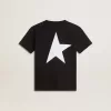 Schwarzes T-Shirt mit kontrastierendem weißem Logo auf der Vorderseite und großem Stern auf der Rückseite