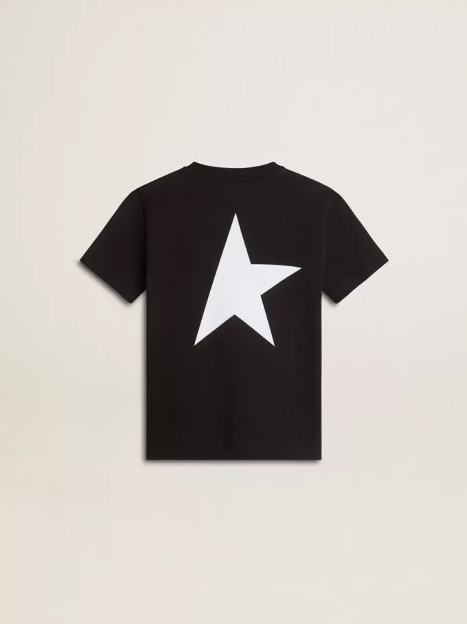 Schwarzes T-Shirt mit kontrastierendem weißem Logo auf der Vorderseite und großem Stern auf der Rückseite