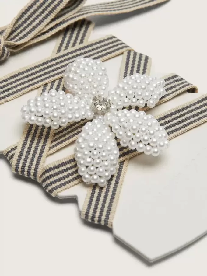 Skin „Vintage“ schwarz-beige gestreifte Schnürsenkel mit blumenförmigem Anhänger