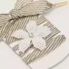 Skin „Vintage” weiße und beige gestreifte Schnürsenkel mit blumenförmigem Anhänger Skin „Vintage” weiße und beige gestreifte Schnürsenkel mit blumenförmigem Anhänger
