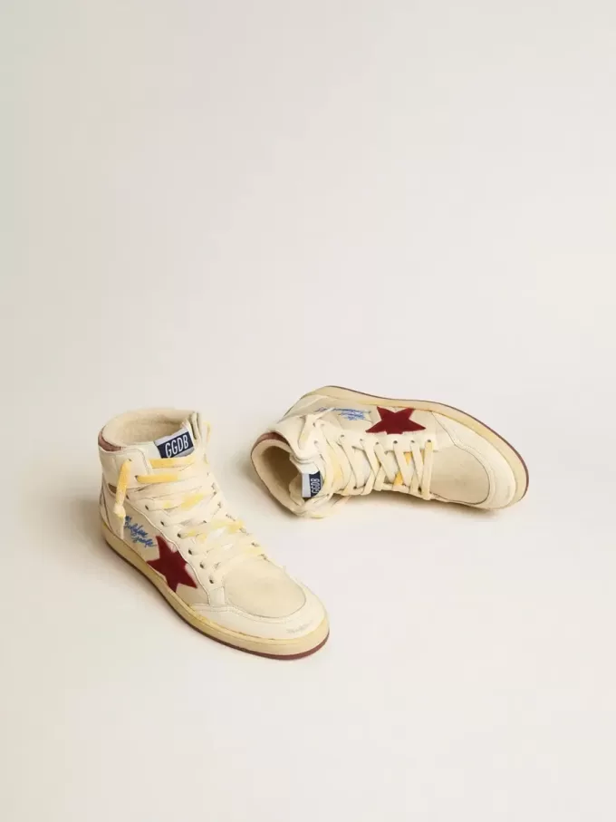 Sky-Star aus beigem Nylon und Nappa mit granatrotem Wildlederstern Sky-Star aus beigem Nylon und Nappa mit granatrotem Wildlederstern