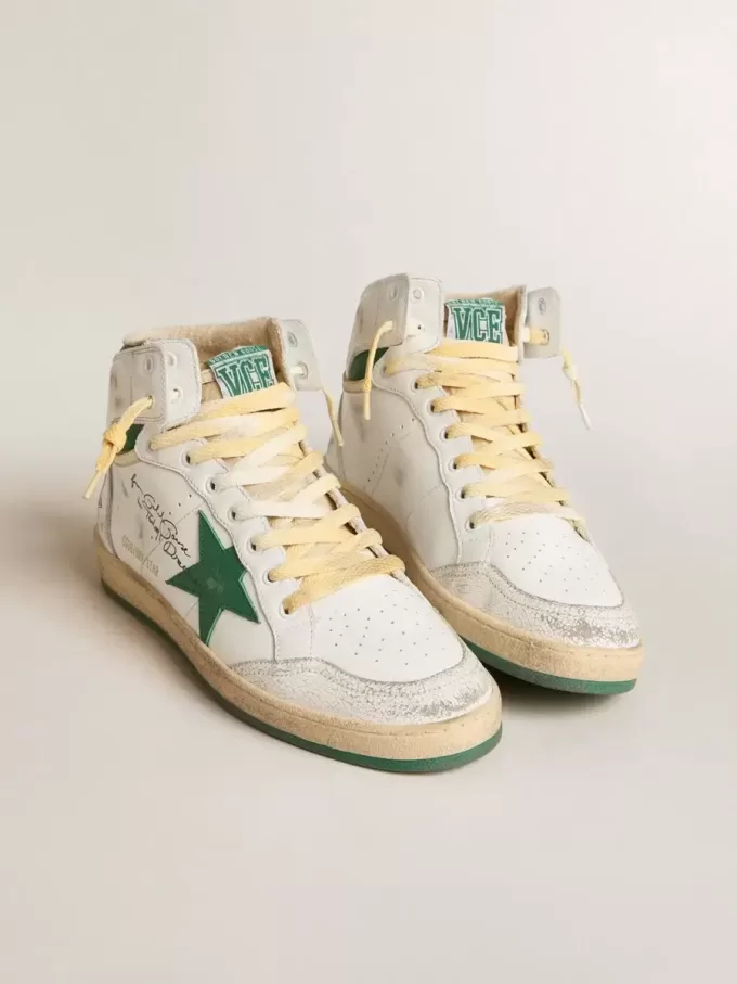Sky-Star aus weißem Leder mit grünem Lederstern Sky-Star aus weißem Leder mit grünem Lederstern